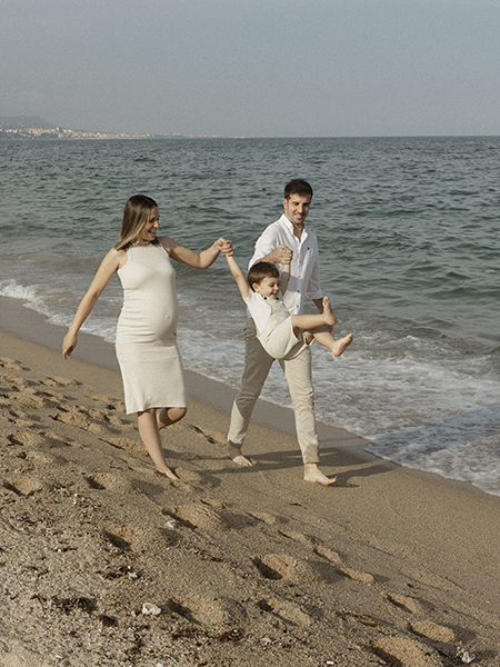 fotografía playa, infantil, familia, verano, embarazo, embarazada, sitges, barcelona
