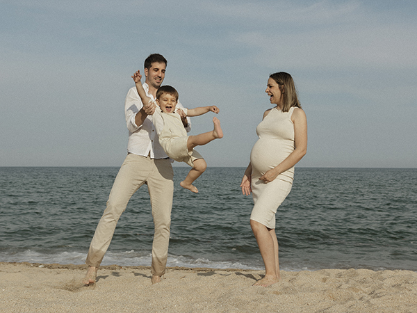 fotografía playa, infantil, familia, verano, embarazo, embarazada, sitges, barcelona