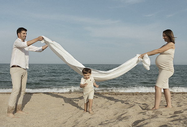 fotografía playa, infantil, familia, verano, embarazo, embarazada, sitges, barcelona