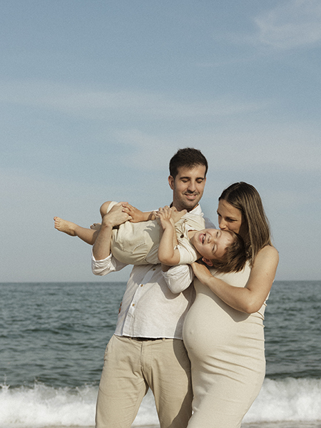 fotografía playa, infantil, familia, verano, embarazo, embarazada, sitges, barcelona