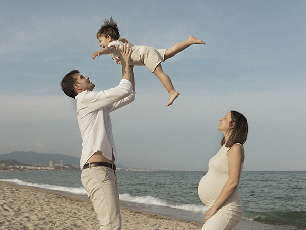 fotografía playa, infantil, familia, verano, embarazo, embarazada, sitges, barcelona