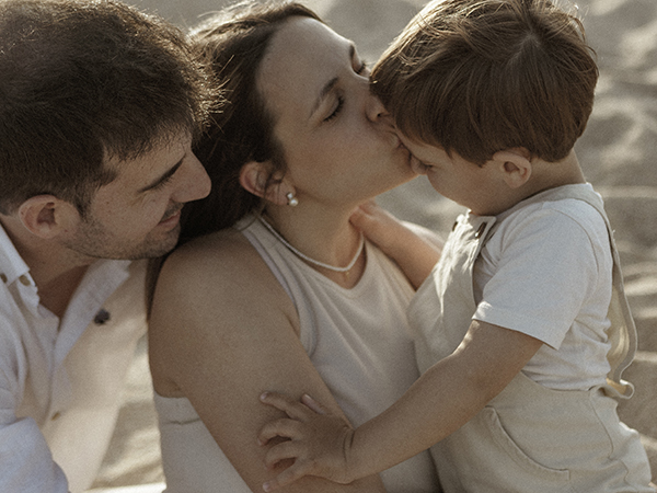 fotografía playa, infantil, familia, verano, embarazo, embarazada, sitges, barcelona