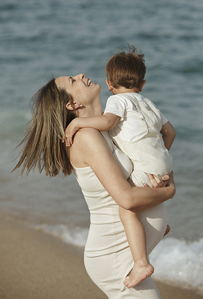 fotografía playa, infantil, familia, verano, embarazo, embarazada, sitges, barcelona