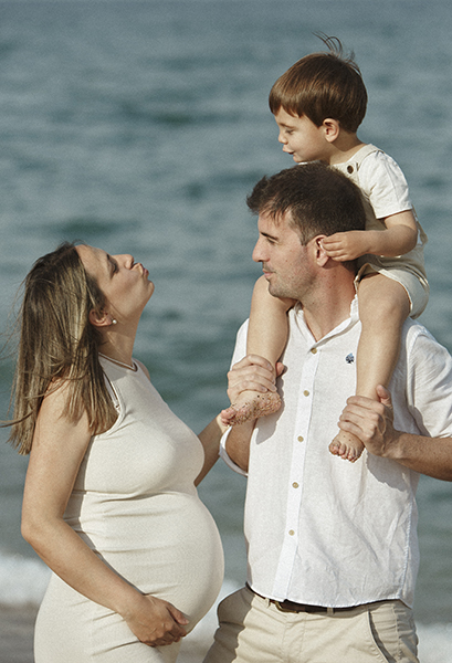 fotografía playa, infantil, familia, verano, embarazo, embarazada, sitges, barcelona