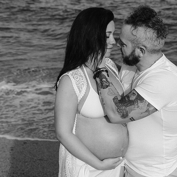 sesión de fotos de embarazo en la playa, pareja, laura espadalé, sitges
