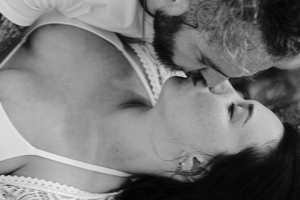 sesión de fotos de embarazo en la playa, pareja, laura espadalé, sitges