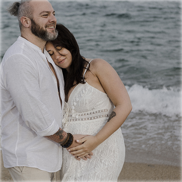 fotografía embarazada, pareja, árboles, mar