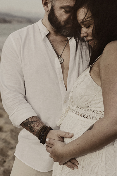 sesión de fotos de embarazo en la playa, pareja, laura espadalé, sitges