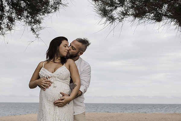 fotografía embarazada, pareja, árboles, mar