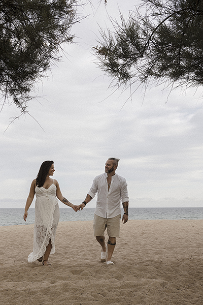 sesión de fotos de embarazo en la playa, pareja, laura espadalé, sitges