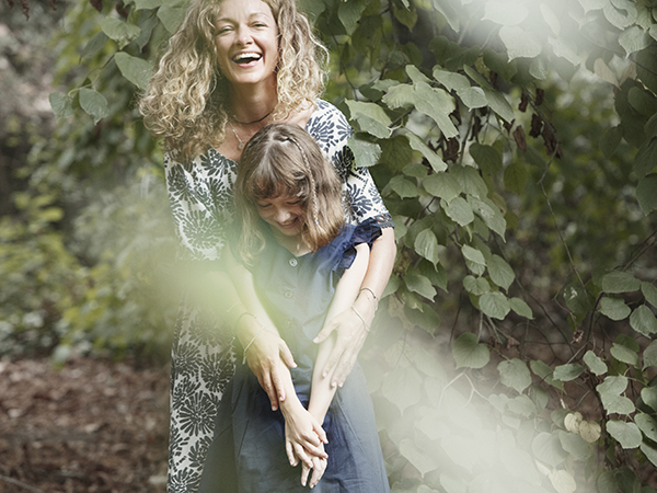 fotografía de família en el bosque, niños, árboles
