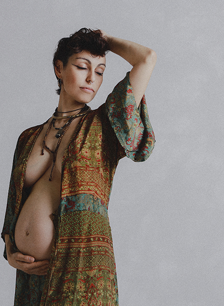 embarazada, hippie, collares, desnudo