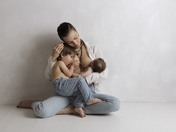 lactancia, hermanos, dar pecho, maternidad, fotografía seguimiento embarazo, bebé