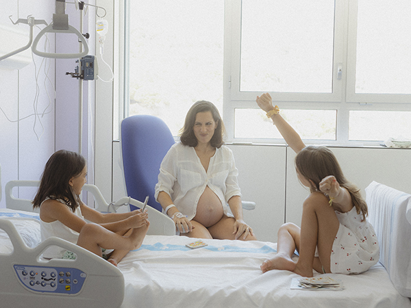 fotografía embarazo, hospital, mataró, laura espadalé, hermanos