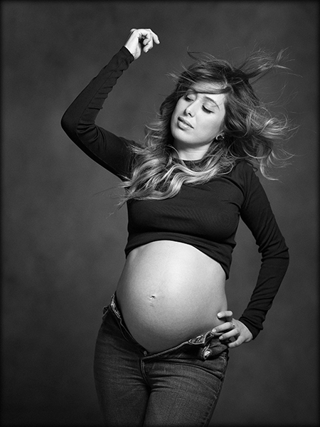 sesión fotografía embarazo barcelona, embarazada, blanco y negro, contraluz, belleza, amor, fotografía pareja