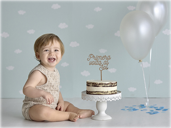 fotografía primer año pastel, niños, 12 meses, estudio, laura espadalé, sonrisa bebé