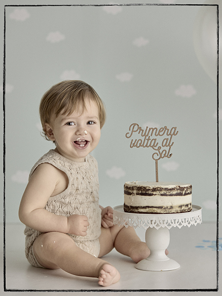 fotografía primer año pastel, niños, 12 meses, estudio, laura espadalé, sonrisa bebé