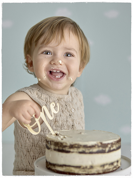 fotografía primer año pastel, niños, 12 meses, estudio, laura espadalé, sonrisa bebé