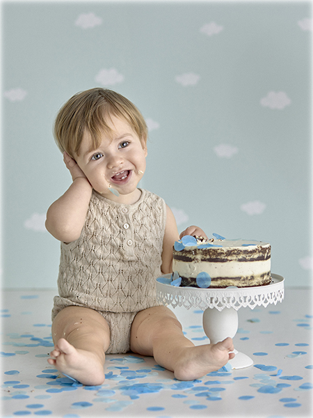 fotografía primer año pastel, niños, 12 meses, estudio, laura espadalé, sonrisa bebé