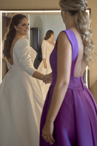 preparativos novia, hermana , madre, vestido novia