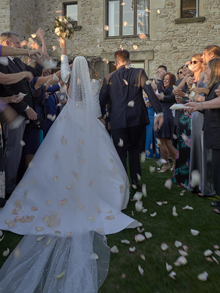 fotografía pareja boda, salida novios, ceremonia, pétalos