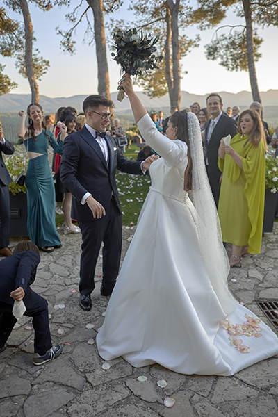fotografía pareja boda, salida novios, ceremonia, pétalos
