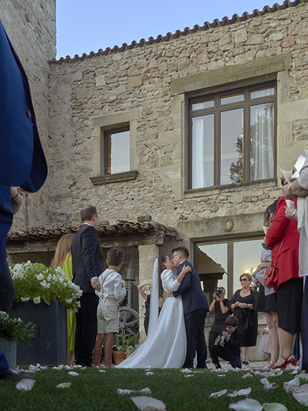 fotografía pareja boda, salida novios, ceremonia, pétalos