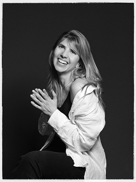 fotografía perfil profesional, laura espadale, barcelona, blanco y negro, camisa, mujer, 40 años