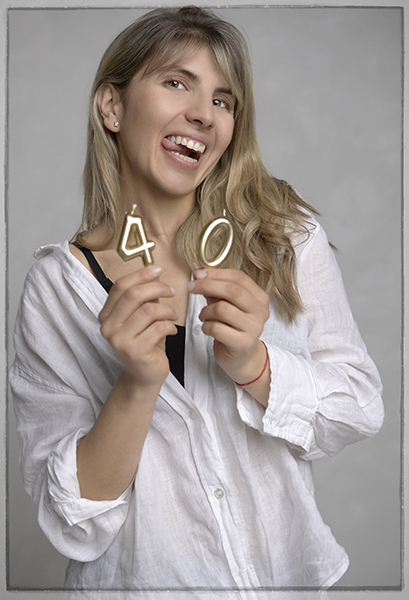 fotografía divertida, mujer, velas, 40 años, laura espadale, fotografía corporativa, barcelona