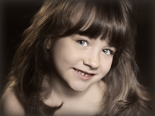 fotografía infantil, estudio, barcelona, sant andreu, laura espadale, fotografía niños, primer plano, cara, ojos azules