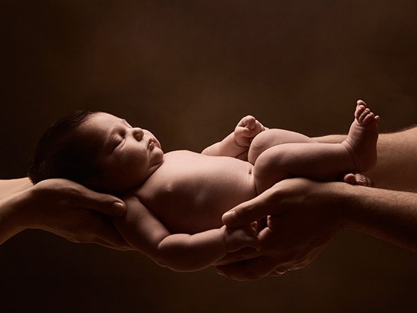 fotografía bebé manos padres
