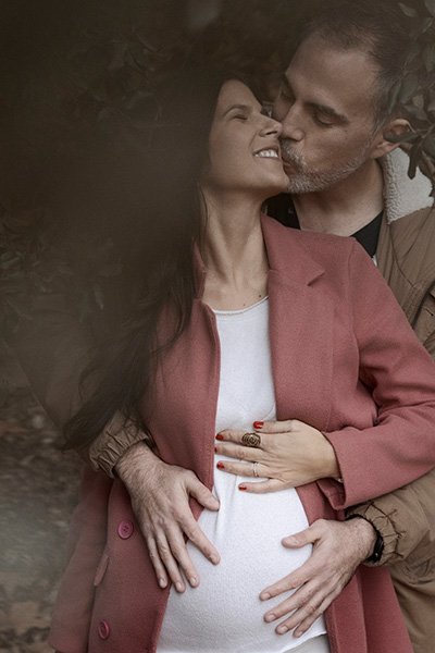 fotografía de embarazo en el bosque