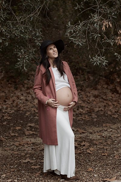 fotografía de embarazo en el bosque
