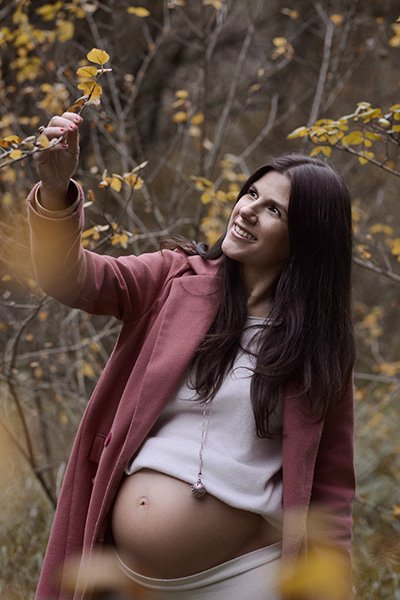 Sesión de fotos de embarazada en otoño, reportaje de embarazo en exteriores