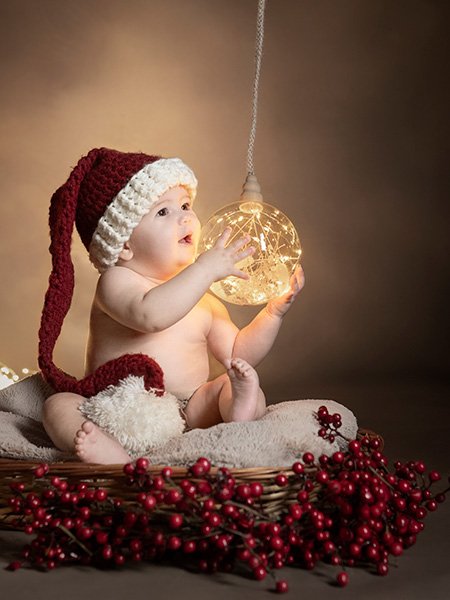 decorados de Navidad para sesiones de fotos, barcelona, bebé, luz de navidad, gorro papa noel