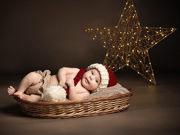 bebe en decorado navideño de luces en estrella