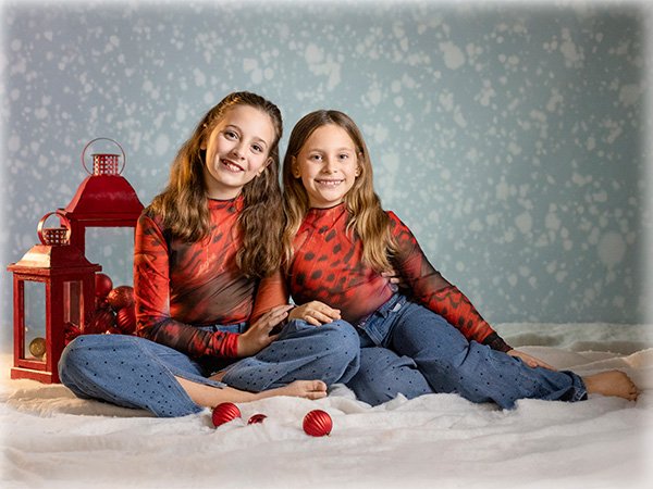 hermanas en decorado nevado y candelabros rojos