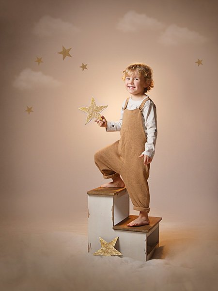 niño con estrella en la mano decorado navidad