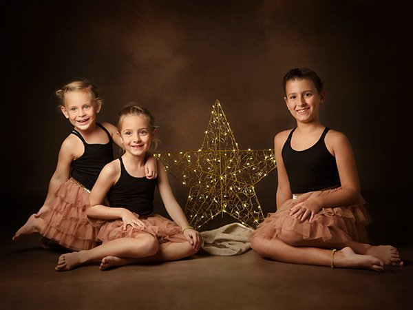 hermanas con estrella iluminada navidad