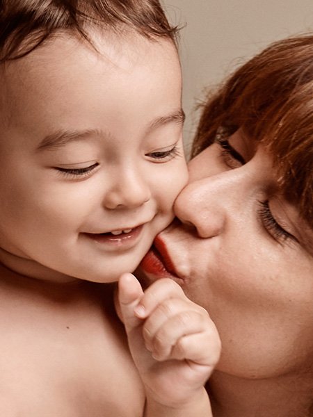 besos, fotografía familia, maternidad