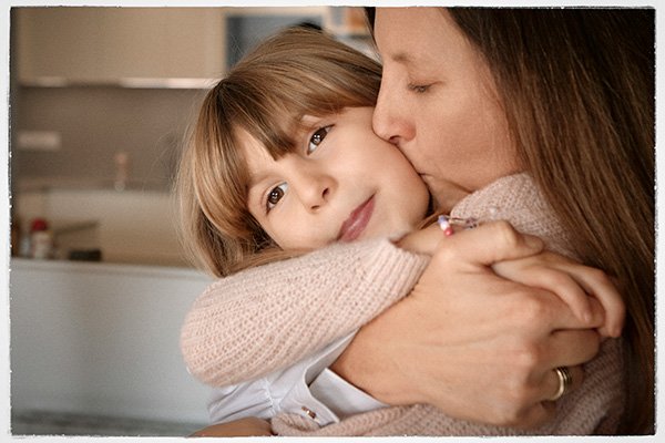fotografía madre hija en casa